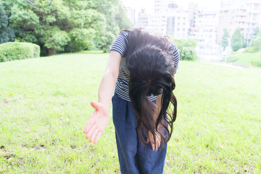 逆プロポーズ（手を差し伸べる女性）