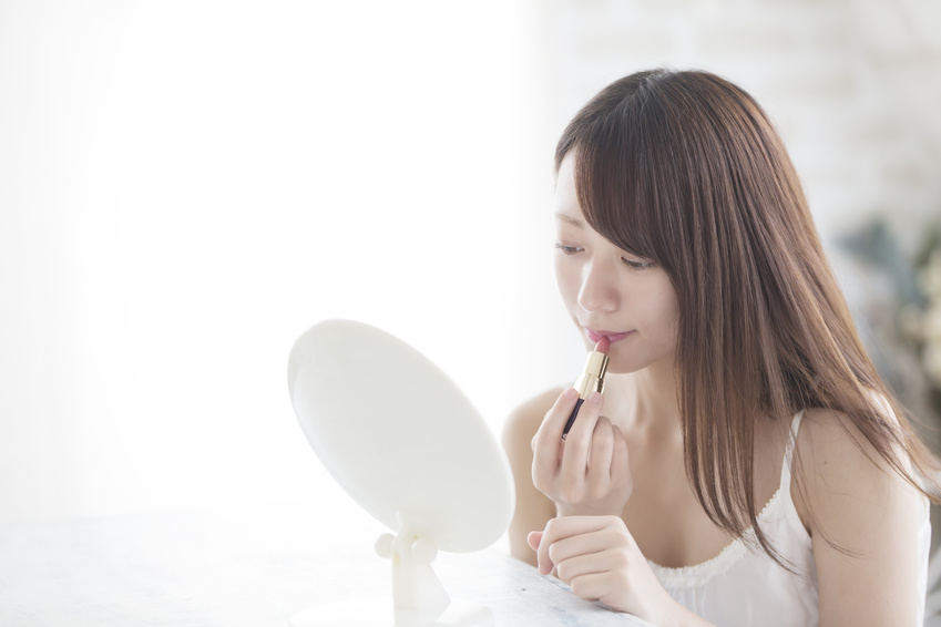 週末のデートの前に化粧をする女性（奥様）