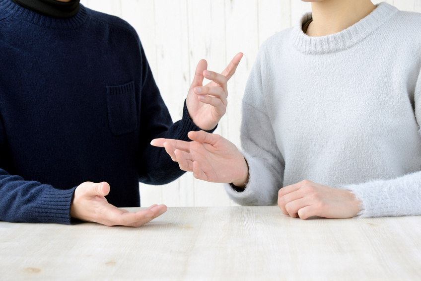 結納金の額（あり/なし）について話し合うカップル