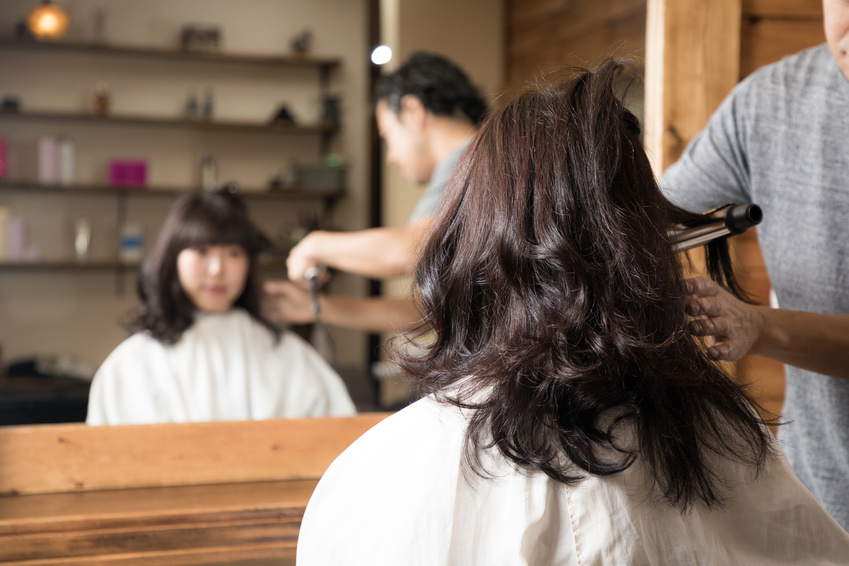 お呼ばれヘアを整える
