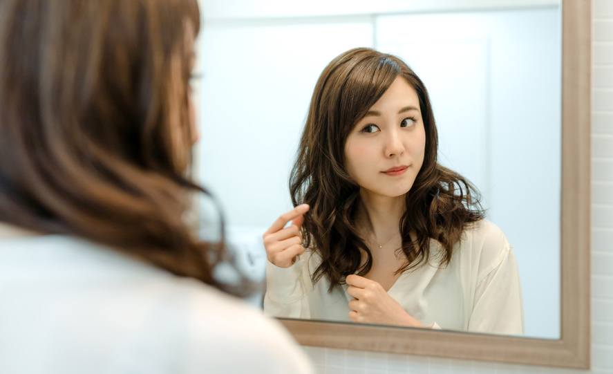 結婚式へお呼ばれし、準備中の女性