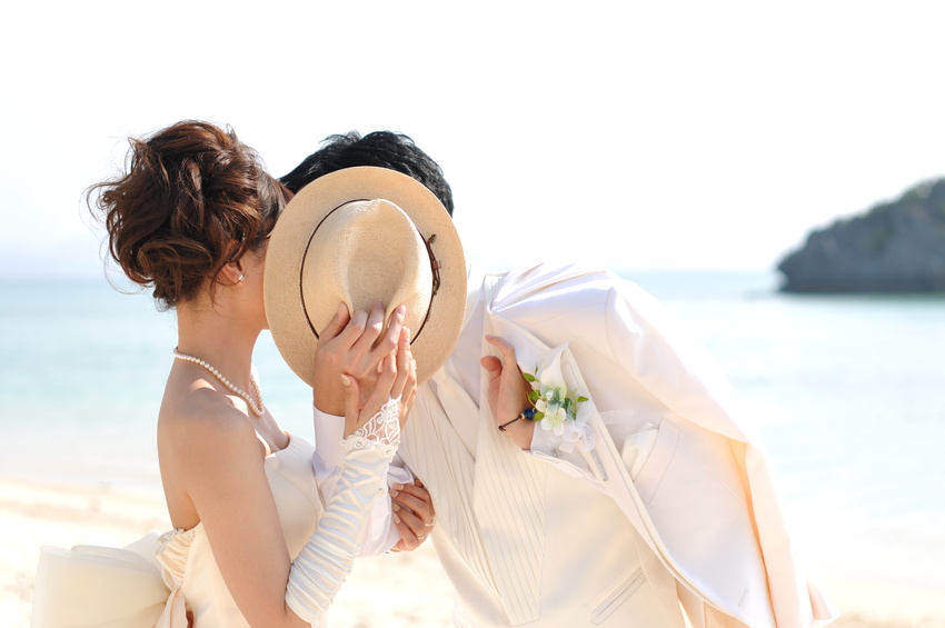 純白のドレス、タキシードを着た新郎新婦