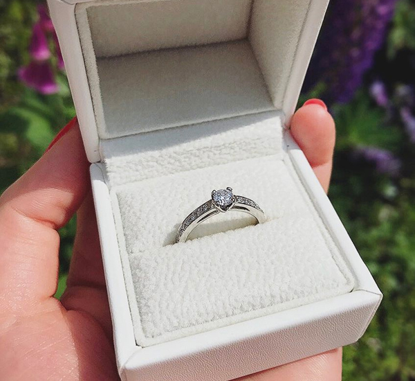 サプライズプロポーズに使われる婚約指輪