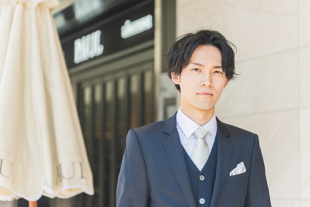 スーツの男性
